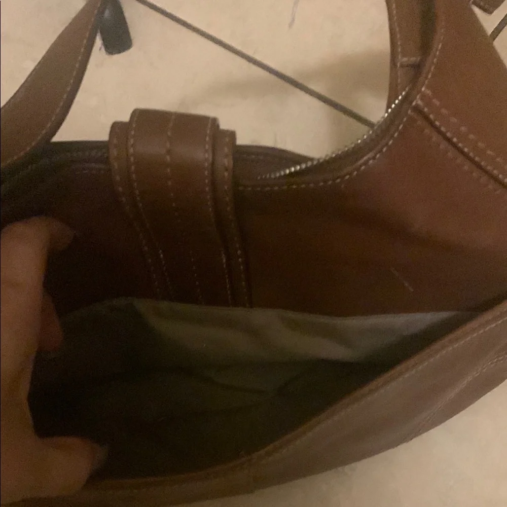 Elegant Brown Leather Shoulder Bag - Picture 9 of 9